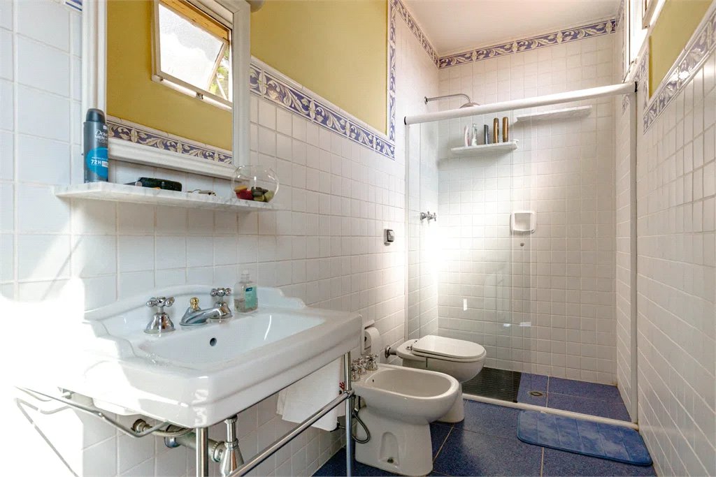 Casa à venda com 4 quartos, sendo 2 suítes, em Jardim Everest, São Paulo, SP