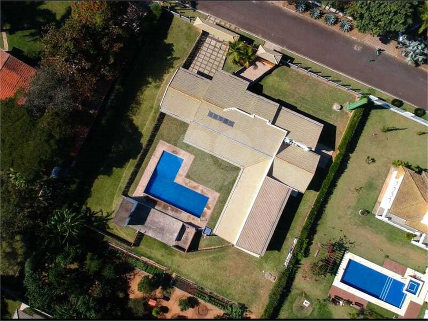 Casa à venda com 5 quartos, sendo 3 suítes, no condomínio Residencial Vale das Laranjeiras, Indaiatuba - SP