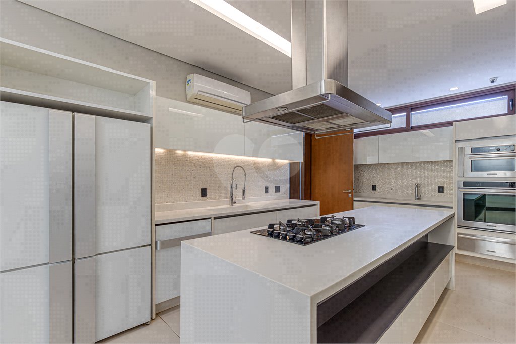 Casa à venda com 4 quartos, sendo 3 suítes, em Vila Nova Conceição, São Paulo, SP