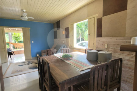 Casa à venda com 4 quartos, sendo 2 suítes, no Centro, Santa Cruz Cabrália, BA