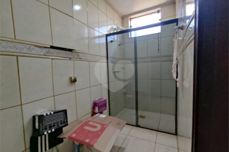 Sobrado espaçoso com 3 quartos,no Parque Fehr á Venda!