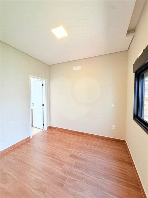 Casa térrea com 3 suítes no Condomínio Residencial Viena em Indaiatuba-SP - Acabamento de alto padrão - R$ 1.690.000,00 - AT 250 m² - AC 158 m² - 3 suítes,, sendo 1 suíte master com closet - Sala para dois ambientes (estar e jantar) - Cozinha planejada com ilha cooktop, forno elétrico e micro-ondas,