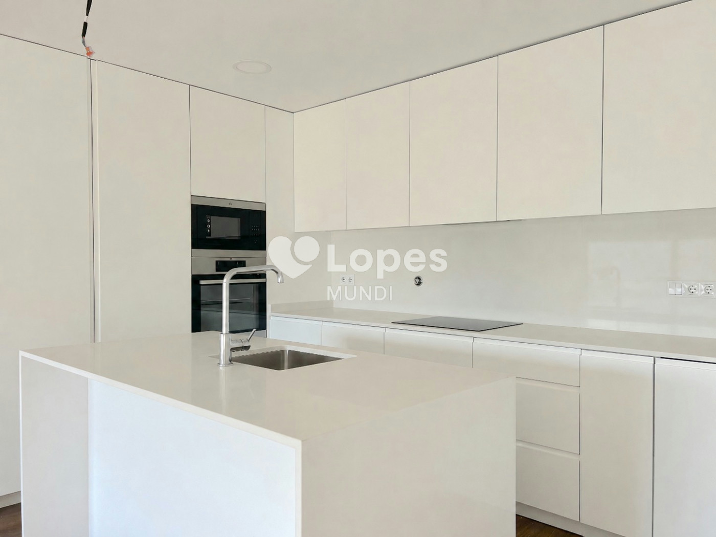 Apartamento T3 à venda em Águas Santas, Maia, Portugal – Varanda e garagem