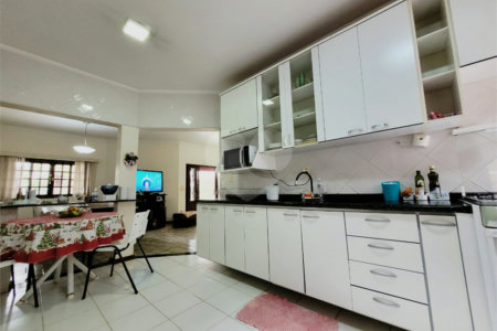 Sobrado à venda com 4 quartos, sendo 1 suíte, em Jardim Regina, Indaiatuba, SP
