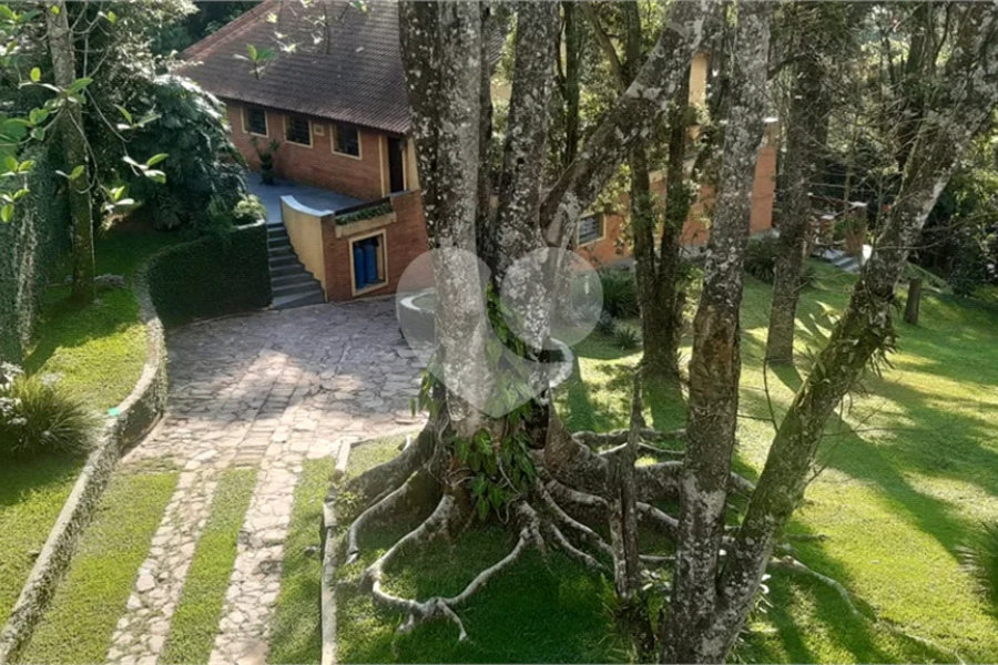 Casa à venda com 3 quartos, sendo 1 suíte, no condomínio Jardim da Monntanha II, Mairiporã - SP