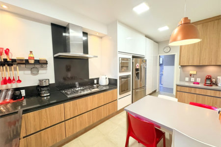 Sobrado à venda com 4 quartos, sendo 2 suítes, em Vila Paulicéia, São Paulo, SP