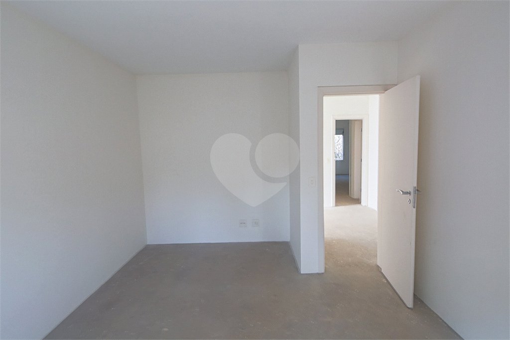 Casa à venda com 4 quartos, sendo 2 suítes, no condomínio Bristol Village, São Paulo - SP