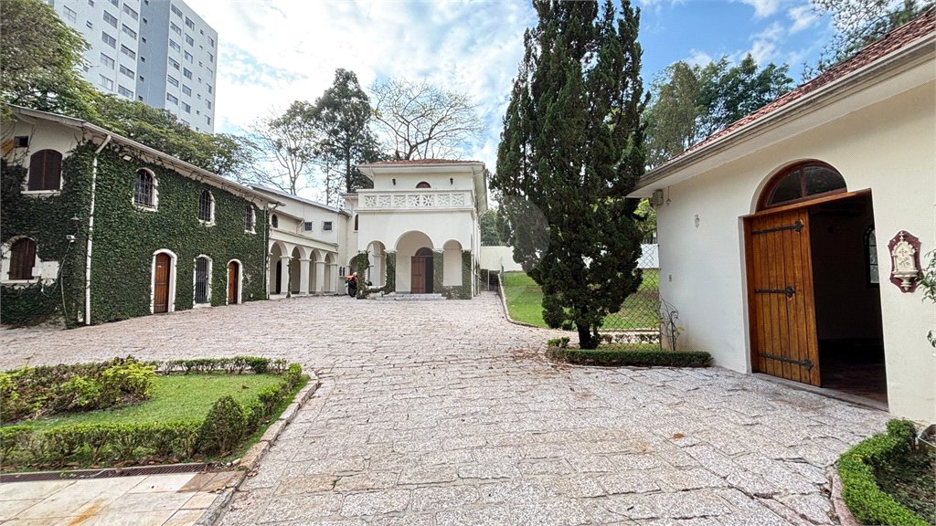 Sobrado à venda ou para alugar com 15 quartos em Tremembé, São Paulo, SP