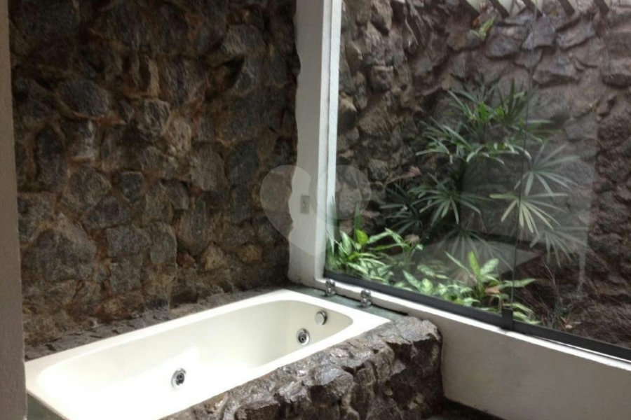 Sobrado à venda com 4 quartos, sendo 2 suítes, em Jaraguá, São Paulo, SP