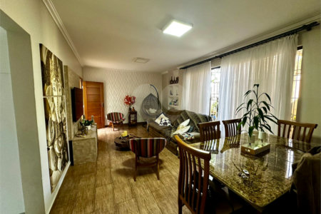 Casa com Piscina e Churrasqueira | 2 Suítes | Edícula | 3 Vagas | 275m²