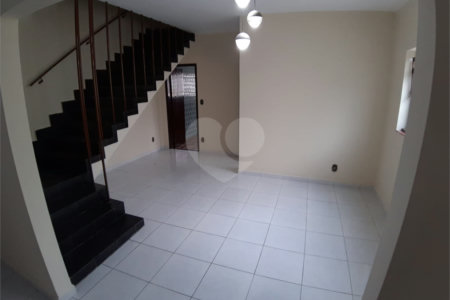 Sobrado à venda com 4 quartos, sendo 1 suíte, em Vila Gomes, São Paulo, SP