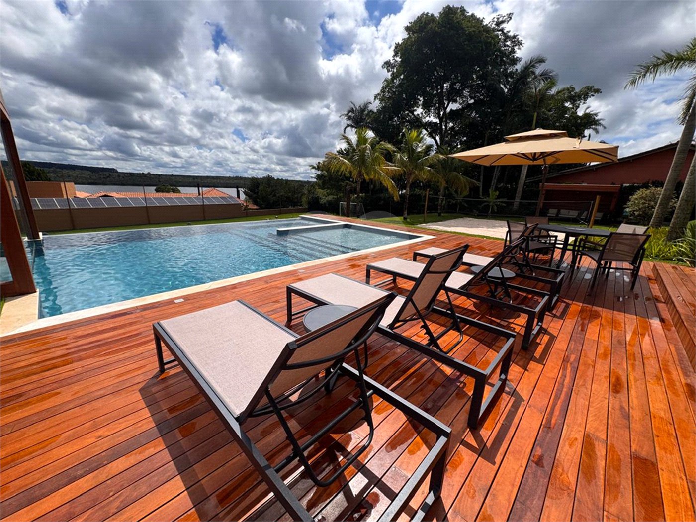 Casa à venda com 6 suítes no condomínio Vila Pinhal, Itirapina - SP