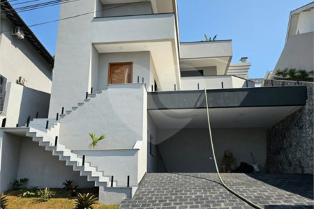 Casa à venda com 3 suítes no condomínio Hills, Arujá - SP