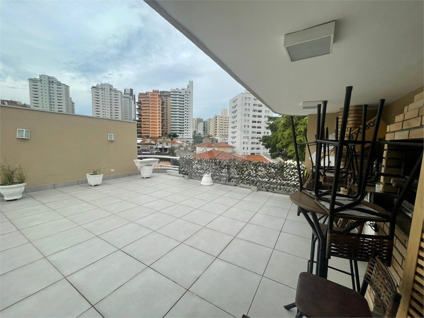 Casa à venda com 4 quartos, sendo 2 suítes, no condomínio Narandiba 23, São Paulo - SP