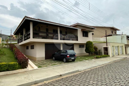 Casa à venda com 4 quartos, sendo 1 suíte, no Centro, Bom Jesus dos Perdões, SP