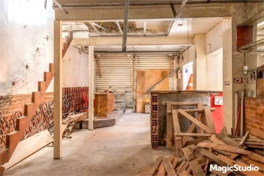 Casa em processo de reforma, com 208m², 2 dormitórios, 8 vagas, à venda no Tatuapé.