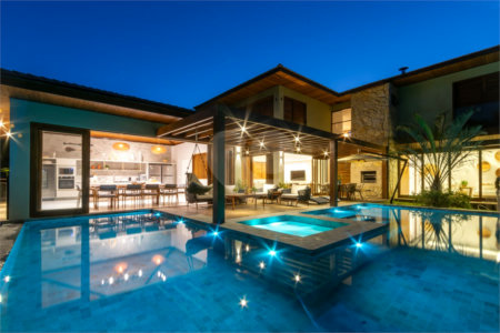 Casa à venda com 4 quartos, sendo 2 suítes,  no condomínio Praia Bella, Mata de São João - BA