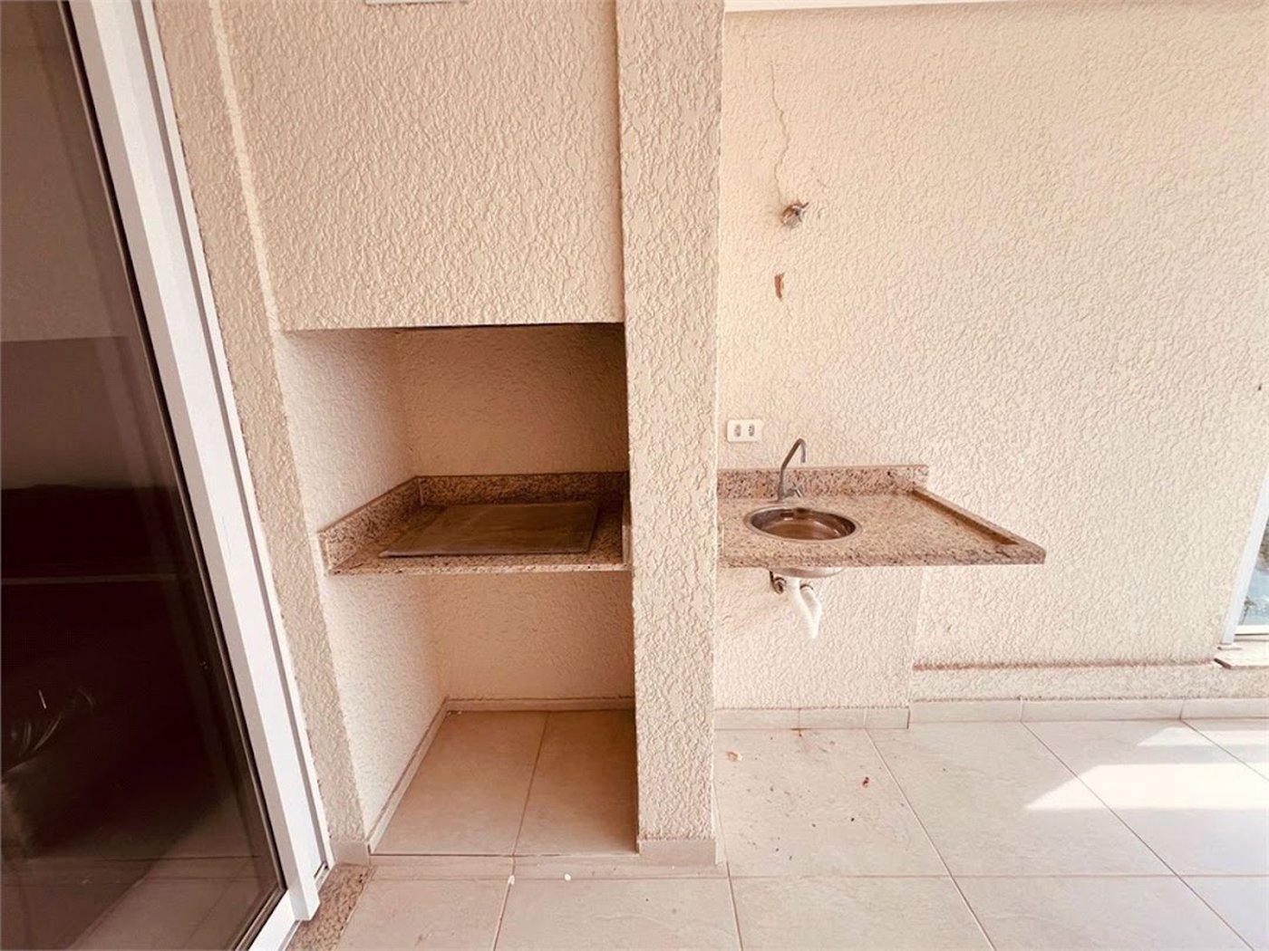 Apartamento com Varanda Gourmet em Condomínio Clube na Enseada – 2 Dormitórios