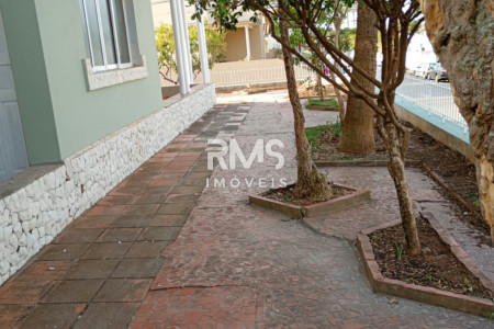 Casa à venda ou para alugar com 3 quartos, sendo 1 suíte,  no Centro, Angatuba, SP