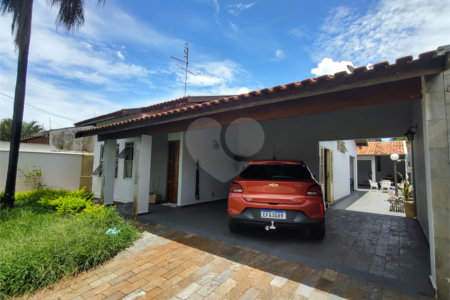 Casa à venda com 3 quartos, sendo 1 suíte, em Parque Laranjeiras, Araraquara, SP