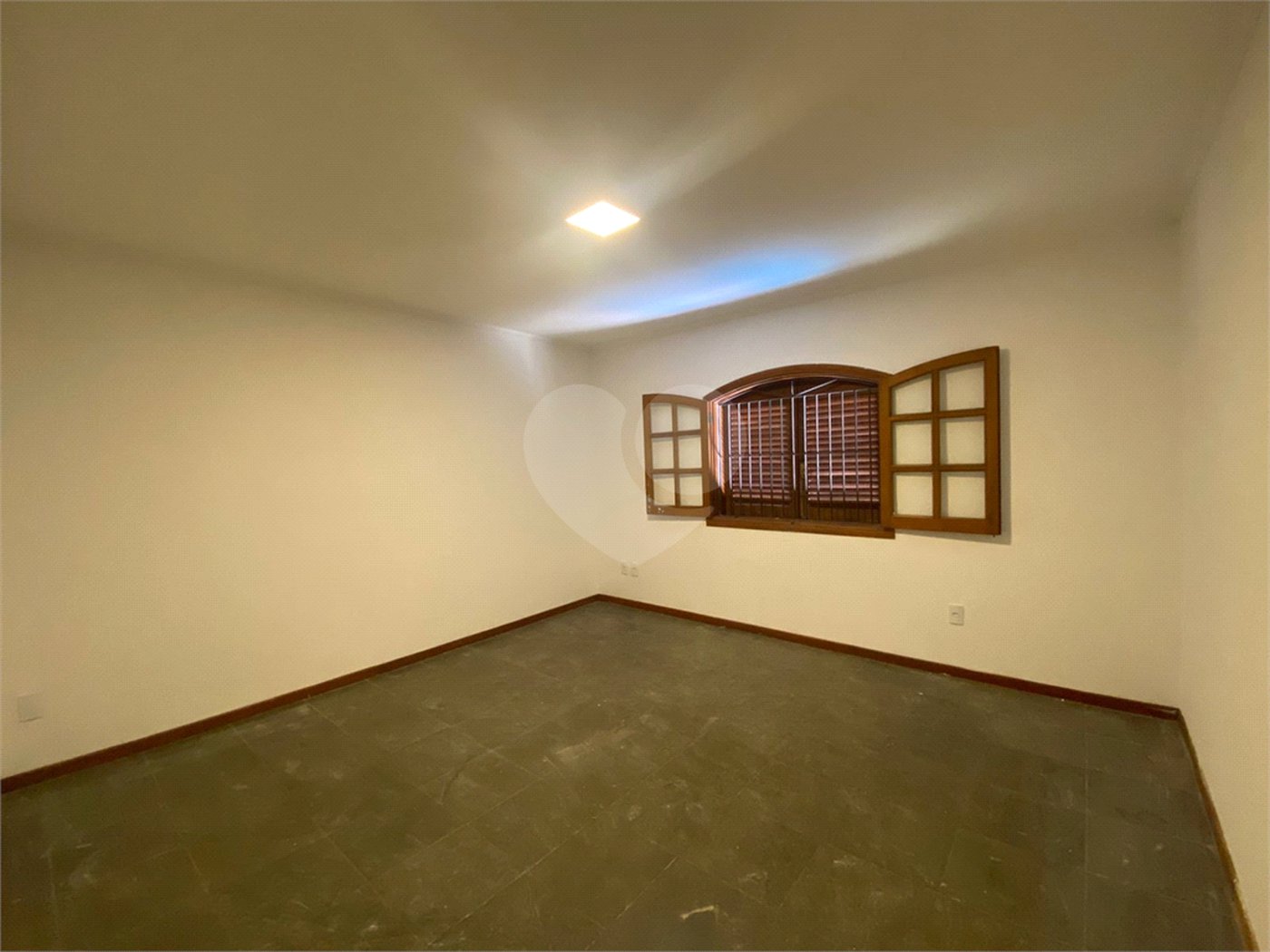 Casa à venda com 4 quartos, sendo 2 suítes,  em Jardim do Lago, Atibaia, SP