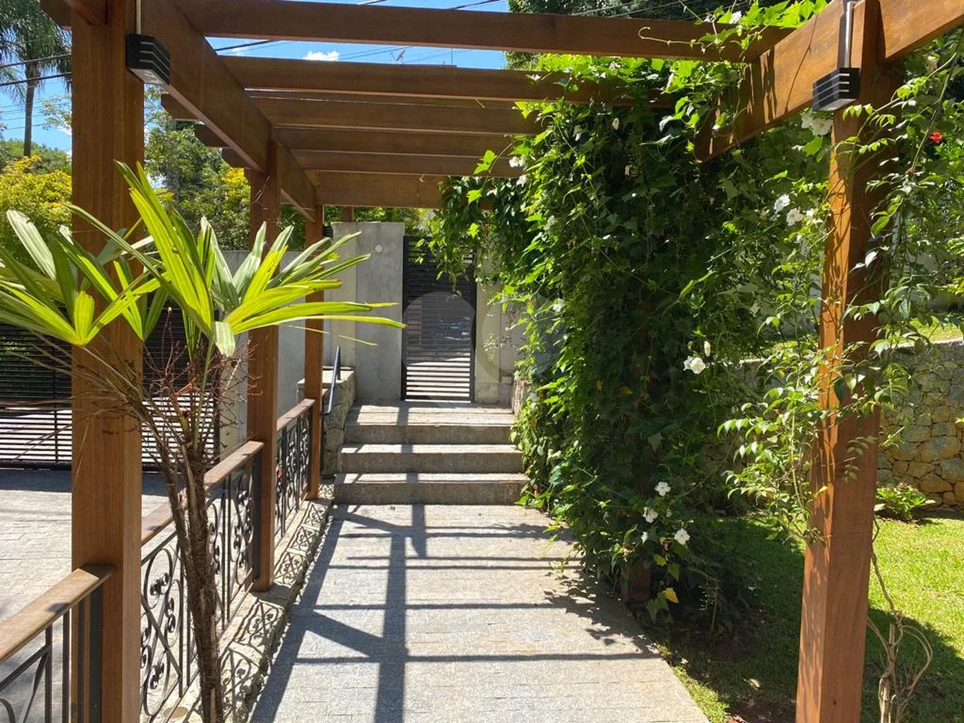 Casa à venda ou para alugar com 5 quartos, sendo 4 suítes, no condomínio Associação Reserva das Hortênsias, Mairiporã - SP