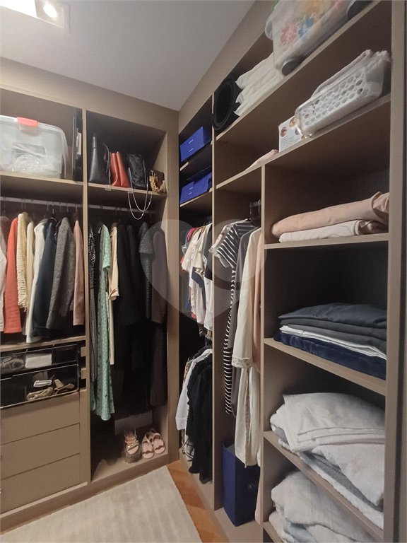 Sobrado à venda com 4 suítes em Horto, São Paulo, SP