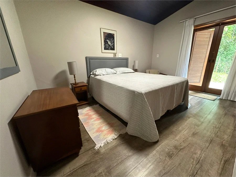 Casa à venda com 4 quartos, sendo 2 suítes, no condomínio Chacara Marques, Santana de Parnaíba - SP