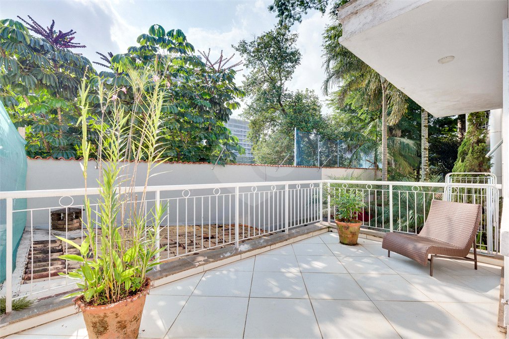 Casa à venda com 3 suítes no condomínio Vila Versalhes, São Paulo - SP