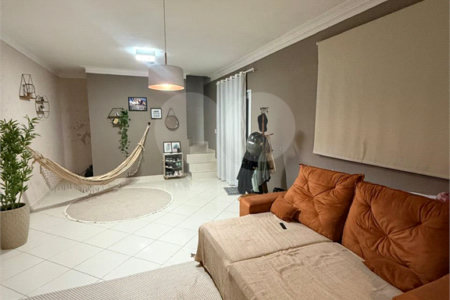 Sobrado à venda com 6 quartos, sendo 2 suítes, em Vila Áurea, Poá, SP