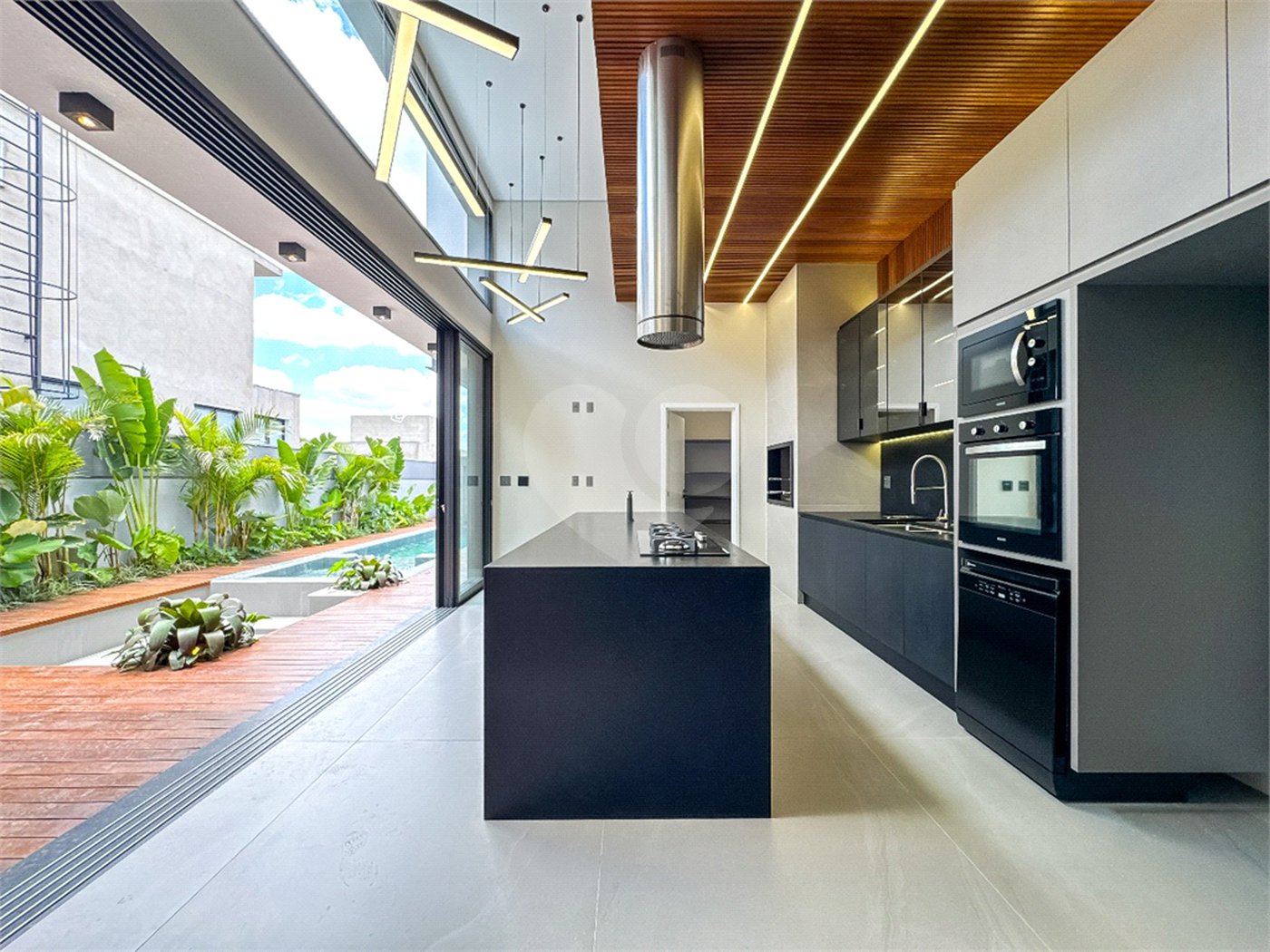 Casa à venda com 3 suítes no condomínio Villa dos Pinheiros, Indaiatuba - SP