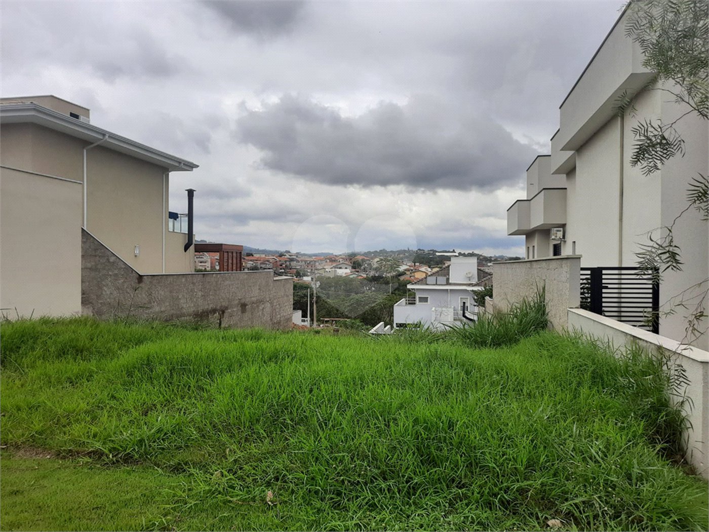 Terreno à venda no condomínio Bosque dos Cambarás, Valinhos - SP