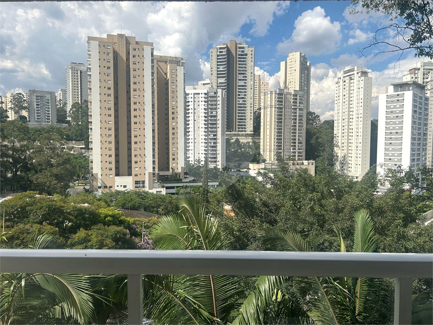 Apartamento à venda com 3 quartos, sendo 1 suíte,  em Vila Andrade, São Paulo, SP