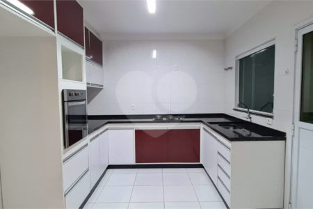Casa à venda com 3 quartos, sendo 1 suíte, no condomínio Alvorada Parque Vitória, São Paulo - SP