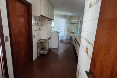 Casa à venda com 4 quartos, sendo 2 suítes, em Cidade São Francisco, São Paulo, SP
