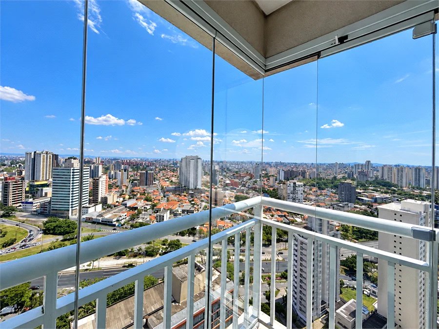 Apartamento de 127 m² em andar alto, com vista livre, 3 suítes planejadas, sacada gourmet envidraçada, 2 vagas e lazer completo, próximo ao Shopping Golden Square e à Avenida Kennedy.