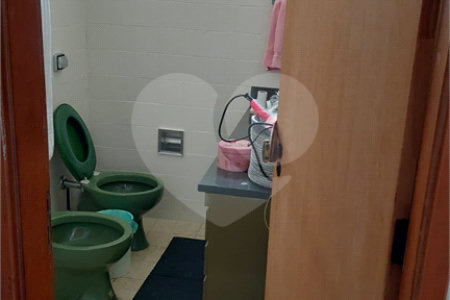 Casa à venda com 7 quartos, sendo 2 suítes, em Jardim Londrina, São Paulo, SP