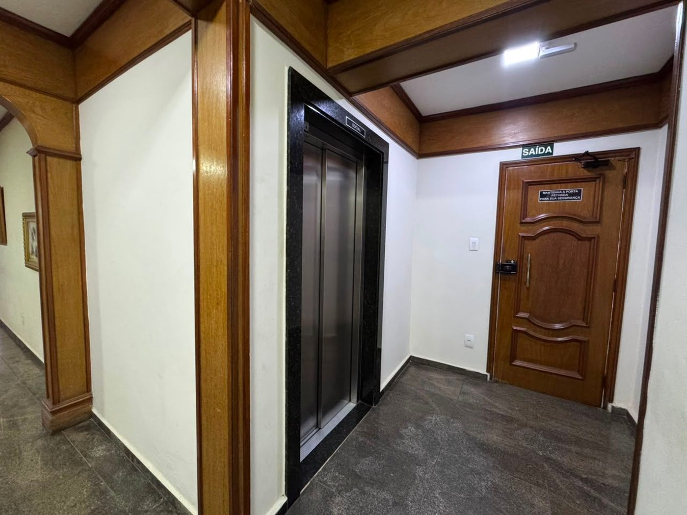 Apartamento com 2 dormitórios e suíte + dependência de serviço completa na Ponta da Praia – Localização privilegiada próximo à Praça Dino Bueno
