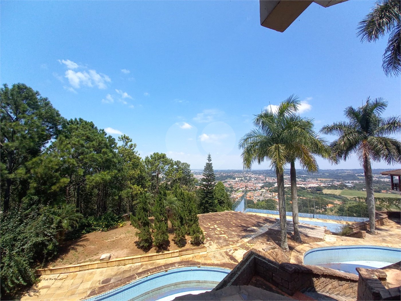 Casa à venda com 14 quartos, sendo 10 suítes, no condomínio Rua do Observatorio 2270, Vinhedo - SP