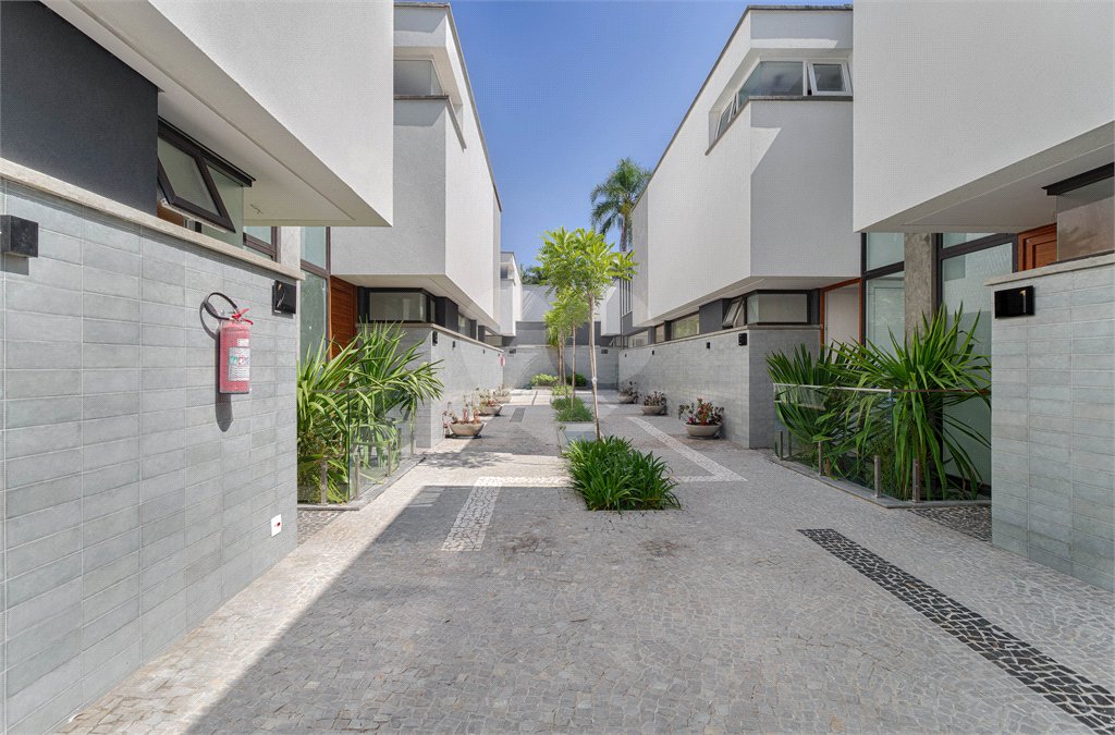 Casa à venda com 4 suítes no condomínio Edifício Jade, São Paulo - SP