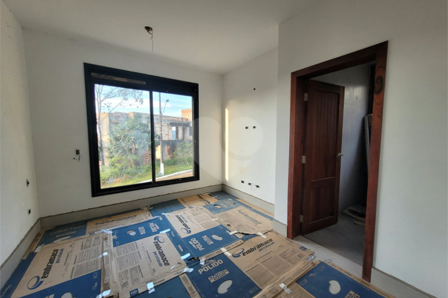 Casa à venda com 6 quartos, sendo 4 suítes, no condomínio Suíça da Cantareira, Mairiporã - SP