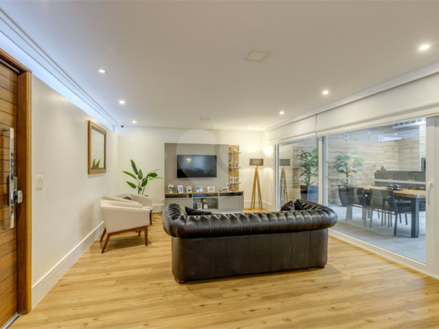 Casa à venda com 4 quartos, sendo 2 suítes,  no condomínio Residencial Vila Lagos, São Paulo - SP