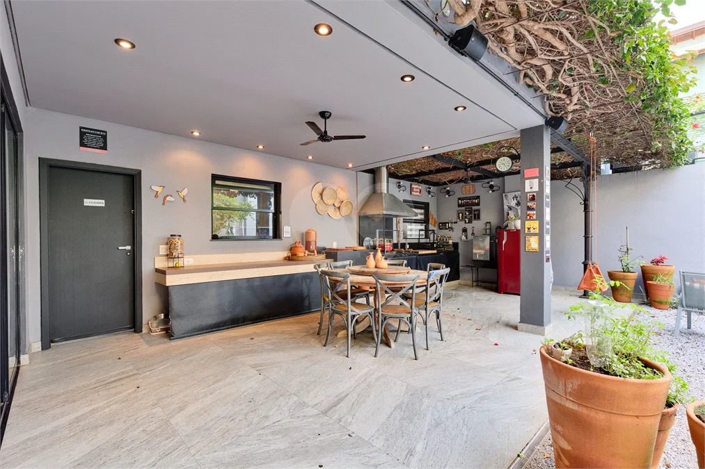 Casa à venda com 4 suítes em Granja Julieta, São Paulo, SP