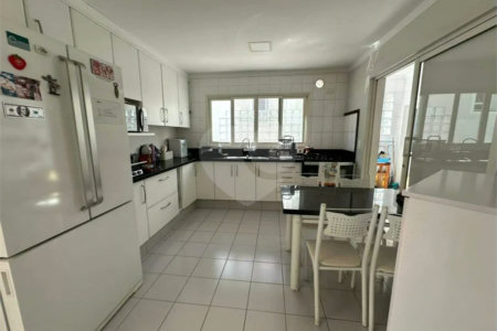 Casa à venda com 3 suítes no condomínio Recanto dos Paturis, Vinhedo - SP