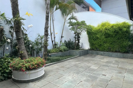 Casa à venda com 5 quartos, sendo 4 suítes, em Parque Maria Helena, São Paulo, SP