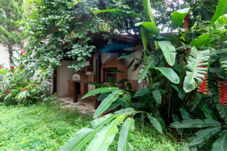 Casa à venda com 4 quartos, sendo 2 suítes, no condomínio Vila das Flores, São Paulo - SP