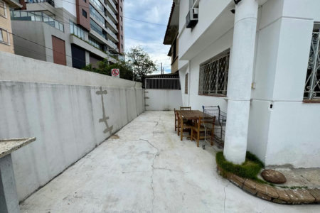 CASA AMPLA COM QUINTAL  150m² - 1.799.000,00 - Aparecida - Santos/SP