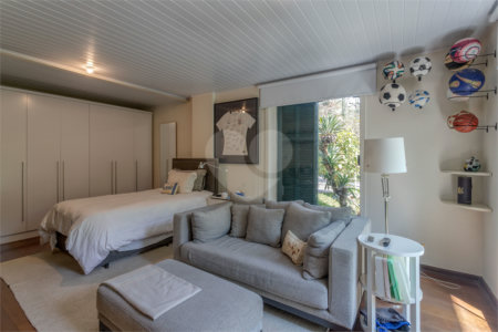 Casa à venda com 6 quartos, sendo 2 suítes, no condomínio Chácara Flora, São Paulo - SP