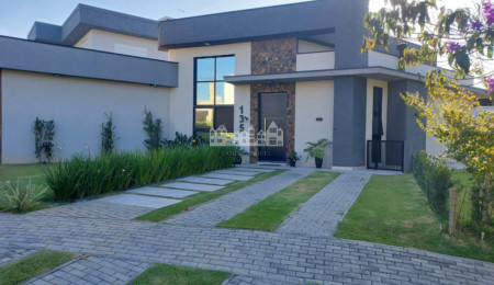 Casa à venda com 4 quartos, sendo 2 suítes,  no condomínio Figueira Garden, Atibaia - SP