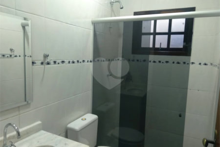 Sobrado espaçoso e bem localizado